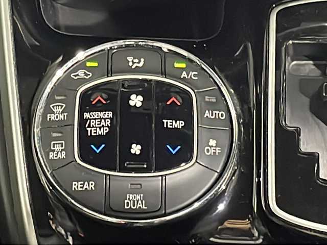 トヨタ ヴォクシー ZS 煌 沖縄県 2017(平29)年 7.8万km 黒 県外仕入れ/禁煙車/純正10インチナビ/AM/FM/CD/DVD/フルセグ/Bluetooth/バックカメラ/12.1インチ純正フリップダウンモニター/（V12T-R66C）/衝突軽減ブレーキ/車線逸脱警報/両側パワースライドドア/ETC/オートライト/オートマッチックハイビーム/ステアリングリモコン/純正LEDヘッドライト/純正フロアマット/3列シート/スマートキー/スペアキー有/ABS