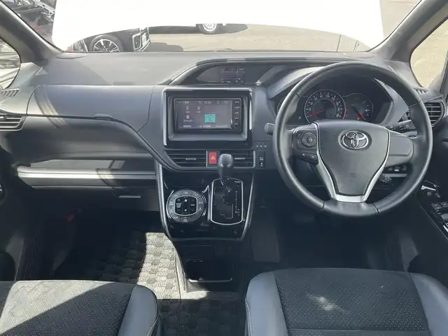 トヨタ ヴォクシー ZS 煌Ⅲ 岡山県 2022(令4)年 2.2万km ホワイトパールクリスタルシャイン 純正7インチナビ　NSCN-W68/ワンセグTV、CD、Bluetooth、AM、FM/バックカメラ/両側パワースライドドア/シートバックテーブル/リアオートエアコン/コーナーセンサー/前後ドライブレコーダー　ZDR035/ビルトインETC/クルーズコントロール/ハーフレザーシート/トヨタセーフティセンス/・プリクラッシュセーフティ/・レーンディパーチャーアラート/・オートマチックハイビーム/・クリアランスソナー