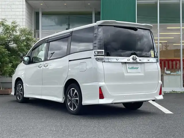 トヨタ ヴォクシー ZS 煌Ⅲ 岡山県 2022(令4)年 2.2万km ホワイトパールクリスタルシャイン 純正7インチナビ　NSCN-W68/ワンセグTV、CD、Bluetooth、AM、FM/バックカメラ/両側パワースライドドア/シートバックテーブル/リアオートエアコン/コーナーセンサー/前後ドライブレコーダー　ZDR035/ビルトインETC/クルーズコントロール/ハーフレザーシート/トヨタセーフティセンス/・プリクラッシュセーフティ/・レーンディパーチャーアラート/・オートマチックハイビーム/・クリアランスソナー