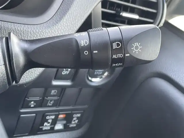 トヨタ ヴォクシー ZS 煌Ⅲ 岡山県 2022(令4)年 2.2万km ホワイトパールクリスタルシャイン 純正7インチナビ　NSCN-W68/ワンセグTV、CD、Bluetooth、AM、FM/バックカメラ/両側パワースライドドア/シートバックテーブル/リアオートエアコン/コーナーセンサー/前後ドライブレコーダー　ZDR035/ビルトインETC/クルーズコントロール/ハーフレザーシート/トヨタセーフティセンス/・プリクラッシュセーフティ/・レーンディパーチャーアラート/・オートマチックハイビーム/・クリアランスソナー