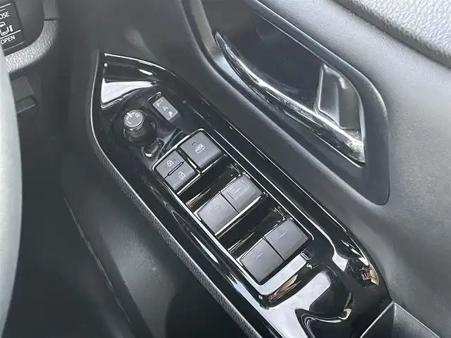 トヨタ ヴォクシー ZS 煌Ⅲ 岡山県 2022(令4)年 2.2万km ホワイトパールクリスタルシャイン 純正7インチナビ　NSCN-W68/ワンセグTV、CD、Bluetooth、AM、FM/バックカメラ/両側パワースライドドア/シートバックテーブル/リアオートエアコン/コーナーセンサー/前後ドライブレコーダー　ZDR035/ビルトインETC/クルーズコントロール/ハーフレザーシート/トヨタセーフティセンス/・プリクラッシュセーフティ/・レーンディパーチャーアラート/・オートマチックハイビーム/・クリアランスソナー