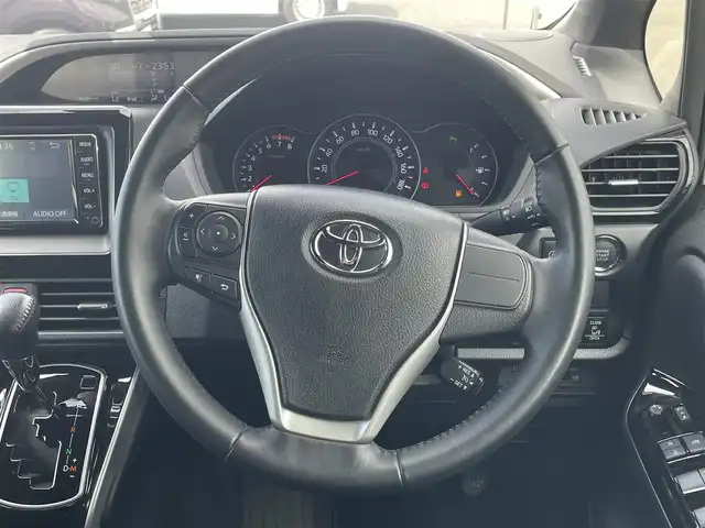 トヨタ ヴォクシー ZS 煌Ⅲ 岡山県 2022(令4)年 2.2万km ホワイトパールクリスタルシャイン 純正7インチナビ　NSCN-W68/ワンセグTV、CD、Bluetooth、AM、FM/バックカメラ/両側パワースライドドア/シートバックテーブル/リアオートエアコン/コーナーセンサー/前後ドライブレコーダー　ZDR035/ビルトインETC/クルーズコントロール/ハーフレザーシート/トヨタセーフティセンス/・プリクラッシュセーフティ/・レーンディパーチャーアラート/・オートマチックハイビーム/・クリアランスソナー