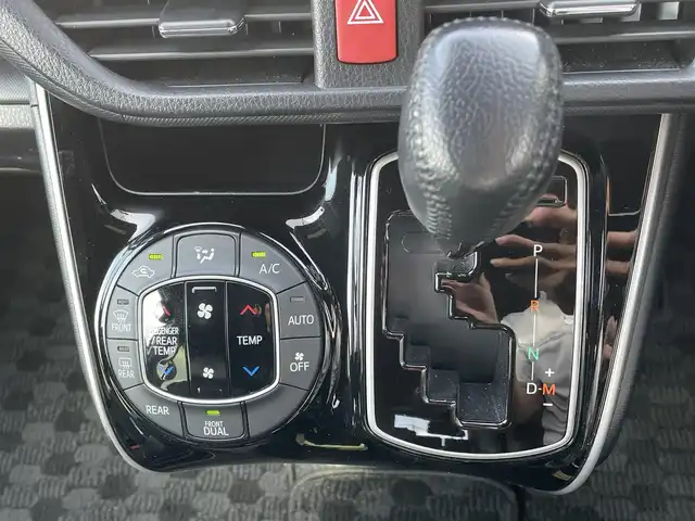 トヨタ ヴォクシー ZS 煌Ⅲ 岡山県 2022(令4)年 2.2万km ホワイトパールクリスタルシャイン 純正7インチナビ　NSCN-W68/ワンセグTV、CD、Bluetooth、AM、FM/バックカメラ/両側パワースライドドア/シートバックテーブル/リアオートエアコン/コーナーセンサー/前後ドライブレコーダー　ZDR035/ビルトインETC/クルーズコントロール/ハーフレザーシート/トヨタセーフティセンス/・プリクラッシュセーフティ/・レーンディパーチャーアラート/・オートマチックハイビーム/・クリアランスソナー
