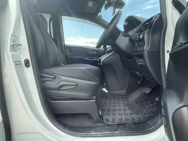 トヨタ ヴォクシー ZS 煌Ⅲ 岡山県 2022(令4)年 2.2万km ホワイトパールクリスタルシャイン 純正7インチナビ　NSCN-W68/ワンセグTV、CD、Bluetooth、AM、FM/バックカメラ/両側パワースライドドア/シートバックテーブル/リアオートエアコン/コーナーセンサー/前後ドライブレコーダー　ZDR035/ビルトインETC/クルーズコントロール/ハーフレザーシート/トヨタセーフティセンス/・プリクラッシュセーフティ/・レーンディパーチャーアラート/・オートマチックハイビーム/・クリアランスソナー