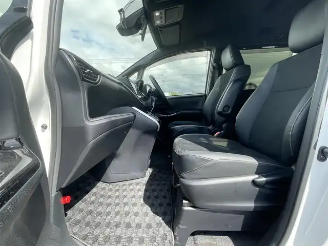 トヨタ ヴォクシー ZS 煌Ⅲ 岡山県 2022(令4)年 2.2万km ホワイトパールクリスタルシャイン 純正7インチナビ　NSCN-W68/ワンセグTV、CD、Bluetooth、AM、FM/バックカメラ/両側パワースライドドア/シートバックテーブル/リアオートエアコン/コーナーセンサー/前後ドライブレコーダー　ZDR035/ビルトインETC/クルーズコントロール/ハーフレザーシート/トヨタセーフティセンス/・プリクラッシュセーフティ/・レーンディパーチャーアラート/・オートマチックハイビーム/・クリアランスソナー