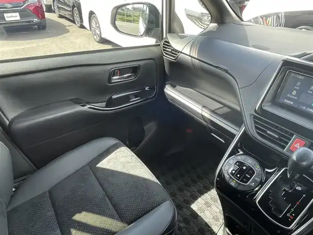 トヨタ ヴォクシー ZS 煌Ⅲ 岡山県 2022(令4)年 2.2万km ホワイトパールクリスタルシャイン 純正7インチナビ　NSCN-W68/ワンセグTV、CD、Bluetooth、AM、FM/バックカメラ/両側パワースライドドア/シートバックテーブル/リアオートエアコン/コーナーセンサー/前後ドライブレコーダー　ZDR035/ビルトインETC/クルーズコントロール/ハーフレザーシート/トヨタセーフティセンス/・プリクラッシュセーフティ/・レーンディパーチャーアラート/・オートマチックハイビーム/・クリアランスソナー