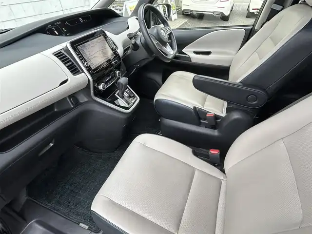 日産 セレナ ライダー オーテック 30th 福岡県 2016(平28)年 6.5万km ダイヤモンドブラック 純正9インチメモリナビ【MM516D-L】/　（AM/FM/CD/DVD/Bluetooth/フルセグTV）/フロント/サイド/バックカメラ/アラウンドビューモニター/純正フリップダウンモニター/セーフティサポート/・プロパイロット/・エマージェンシーブレーキ/・踏み間違え衝突防止アシスト/・進入禁止標識検知/・車線逸脱警報/・ふらつき警報/インテリジェンスパーキング/レーダークルーズコントロール/オートライト/横滑り防止装置/アイドリングストップ/純正16インチアルミホイール/両側パワースライドドア/デジタルインナーミラー/白色レザーシート/純正フロアマット/ビルトインETC/COMTEC製360度ドライブレコーダー【HDR360GW】/後部座席サンシェード/ドアバイザー/電格ウインカーミラー/電源ソケット×1/ISOFIX/スペアキー×1/保証書/取扱説明書/ナビ取扱説明書