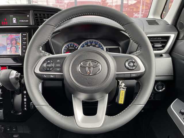 トヨタ ルーミー カスタムG 千葉県 2022(令4)年 2.9万km パールホワイトⅢ 純正メモリナビ/(TV/BT/CD/FM/AM)/衝突被害軽減システム/車線逸脱警報/バックカメラ/追従式クルーズコントロール/両側パワースライドドア/横滑り防止装置/ビルトインETC/アイドリングストップ/LEDヘッドライト/フォグランプ/オートライト/ウィンカーミラー/電動格納ミラー/純正14インチAW/シートヒーター/シートリフター/ブレーキホールド/電子制御パーキング/プッシュスタート/スマートキー/フロアマット/取扱説明書/保証書