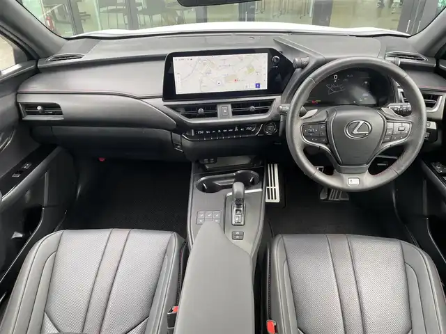 レクサス ＵＸ 300h Fスポーツ 東京都 2024(令6)年 0.9万km ブラック/ホワイトノーヴァガラスフレーク パノラマルーフ/純正ナビ/フルセグ/パノラミックビューモニター/ビルトインETC/パドルシフト/シートヒーター/ベンチレーションシート/AC100V/3眼LEDヘッドライト/オレンジキャリパー/ヘッドアップディスプレイ/レクサスセーフティシステム＋/・プリクラッシュセーフティ/・レーントレーシングアシスト/・オートマチックハイビーム/・アダプティブハイビームシステム/・レーダークルーズコントロール/・ブラインドスポットモニター/スマートキー