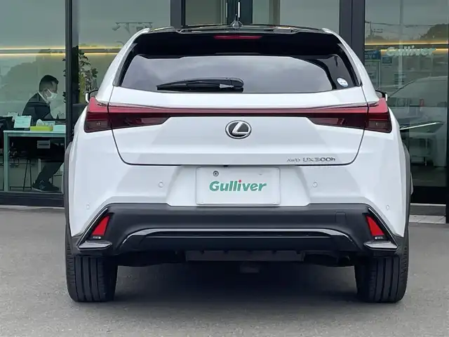 レクサス ＵＸ 300h Fスポーツ 東京都 2024(令6)年 0.9万km ブラック/ホワイトノーヴァガラスフレーク パノラマルーフ/純正ナビ/フルセグ/パノラミックビューモニター/ビルトインETC/パドルシフト/シートヒーター/ベンチレーションシート/AC100V/3眼LEDヘッドライト/オレンジキャリパー/ヘッドアップディスプレイ/レクサスセーフティシステム＋/・プリクラッシュセーフティ/・レーントレーシングアシスト/・オートマチックハイビーム/・アダプティブハイビームシステム/・レーダークルーズコントロール/・ブラインドスポットモニター/スマートキー