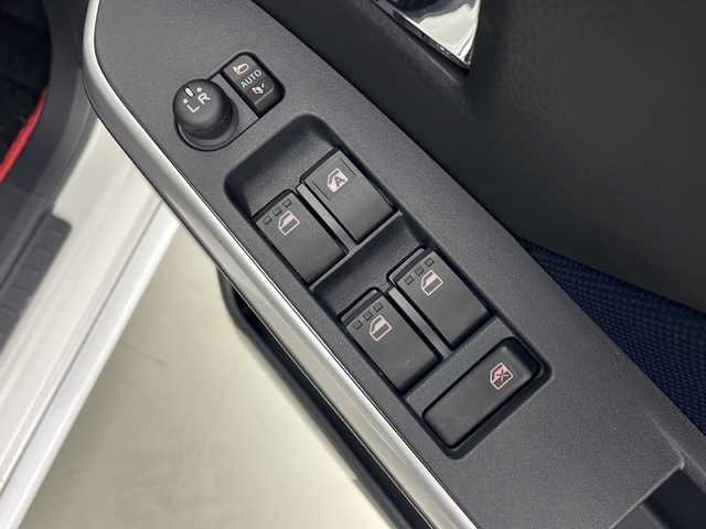トヨタ ルーミー カスタムG 青森県 2022(令4)年 0.7万km ブラックマイカメタリック/パールホワイト2トーン アルパインワイドナビ【FM/AM/CD/DVD/BT】/バックカメラ　/ＥＴＣ　/両側パワースライドドア　/純正エンジンスターター　/クルーズコントロール　　/純正ＡＷ　/前後ドライブレコーダー　/前席シートヒーター　/オートホールド　/ＵＳＢポート/クリアランスソナー /フルセグTV/オートエアコン /スマートキー/PWR/革巻きステアリング/衝突軽減システム/アイドリングストップ/横滑り防止装置/プッシュスタート /フロントワイパーデアイサー/電格ミラー/リアサンシェード /シートカバー有り/純正AW/ウィンカーミラー /フォグライト /ステアリングリモコン/自動パーキングブレーキ/GRエアロ　フロント