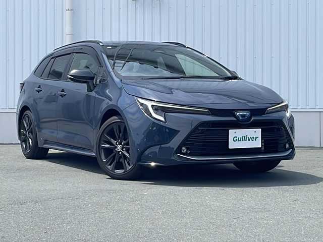 トヨタ カローラツーリング ハイブリッド ダブルバイビー 三重県 2024(令6)年 0.7万km マッシブグレー プッシュスタート/電動格納ミラー/ステアリングヒーター/ステアリングスイッチ/革巻きステアリング/レーダークルーズコントロール/横滑り防止/衝突軽減ブレーキ/コーナーセンサー/レーンキープアシスト/電動パーキング/AUTOHOLD/ハーフレザーシート/シートヒーター(前席)/純正フロアマット/USB入力端子2ヶ所/タイプC入力端子1ヶ所/ビルトインETC/SOSボタン/純正マルチメディア(AM/FM/TV/BT)/フルセグTV/バックカメラ/LEDヘッドライト/スペアキー/ルーフレール/取扱説明書/保証書/ワンオーナー