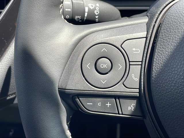 トヨタ カローラツーリング ハイブリッド ダブルバイビー 三重県 2024(令6)年 0.7万km マッシブグレー プッシュスタート/電動格納ミラー/ステアリングヒーター/ステアリングスイッチ/革巻きステアリング/レーダークルーズコントロール/横滑り防止/衝突軽減ブレーキ/コーナーセンサー/レーンキープアシスト/電動パーキング/AUTOHOLD/ハーフレザーシート/シートヒーター(前席)/純正フロアマット/USB入力端子2ヶ所/タイプC入力端子1ヶ所/ビルトインETC/SOSボタン/純正マルチメディア(AM/FM/TV/BT)/フルセグTV/バックカメラ/LEDヘッドライト/スペアキー/ルーフレール/取扱説明書/保証書/ワンオーナー