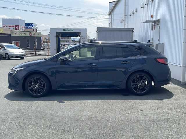 トヨタ カローラツーリング ハイブリッド ダブルバイビー 三重県 2024(令6)年 0.7万km マッシブグレー プッシュスタート/電動格納ミラー/ステアリングヒーター/ステアリングスイッチ/革巻きステアリング/レーダークルーズコントロール/横滑り防止/衝突軽減ブレーキ/コーナーセンサー/レーンキープアシスト/電動パーキング/AUTOHOLD/ハーフレザーシート/シートヒーター(前席)/純正フロアマット/USB入力端子2ヶ所/タイプC入力端子1ヶ所/ビルトインETC/SOSボタン/純正マルチメディア(AM/FM/TV/BT)/フルセグTV/バックカメラ/LEDヘッドライト/スペアキー/ルーフレール/取扱説明書/保証書/ワンオーナー