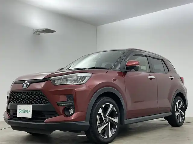 トヨタ ライズ Z 岡山県 2022(令4)年 2.6万km ファイアークォーツレッドM 純正メモリナビゲーション		/【フルセグ/Bluetooth/DVD】		/パノラミックビューモニター		/純正17inアルミホイール+サマータイヤ：装着			/レーダークルーズコントロール		/ビルトインETC		/LEDヘッドライト（AUTO機能付き）		/シートヒーター		/横滑り防止機能		/衝突軽減システム		/車線逸脱防止システム		/社外ドライブレコーダー				/スマートキー				/プッシュスタート		/コーナーセンサー				/フロアマット		/新車保証書		/取扱説明書		/スペアキー×１