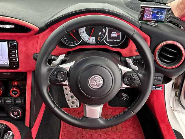 トヨタ ８６ GT 愛知県 2018(平30)年 3.4万km クリスタルホワイトパール 社外7インチSDナビ/（CD/DVD/BT/フルセグTV）/バックカメラ/ステアリングスイッチ/パドルシフト/クルーズコントロール/ETC2.0/USB端子/LEDヘッドライト/純正17インチアルミホイール/オートライト/ドライブレコーダー/社外シフトレバー/社外シートカバー/社外内装パネル張り/社外レーダー