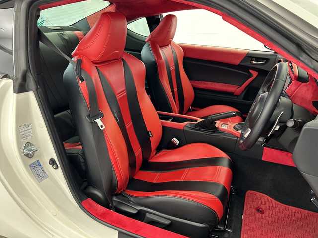 トヨタ ８６ GT 愛知県 2018(平30)年 3.4万km クリスタルホワイトパール 社外7インチSDナビ/（CD/DVD/BT/フルセグTV）/バックカメラ/ステアリングスイッチ/パドルシフト/クルーズコントロール/ETC2.0/USB端子/LEDヘッドライト/純正17インチアルミホイール/オートライト/ドライブレコーダー/社外シフトレバー/社外シートカバー/社外内装パネル張り/社外レーダー