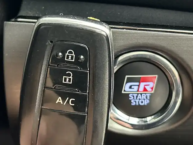 トヨタ プリウス ＰＨＶ S GRスポーツ 愛知県 2020(令2)年 1.6万km ホワイトパールクリスタルシャイン 純正9インチSDナビゲーション/CD DVD フルセグTV Bluetooth　HDMI/バックカメラ/ビルトインETC/トヨタセーフティセンス/レーンキープアシスト/レーダークルーズコントロール/オートマチックハイビーム/LEDヘッドライト/オートライト/純正18インチアルミホイール/シートヒーター(D/N)/ウィンカーミラー/電動格納ミラー/横滑り防止装置/スマートキー/エンジンプッシュスタート/フロアマット/充電ケーブル積み込み有り