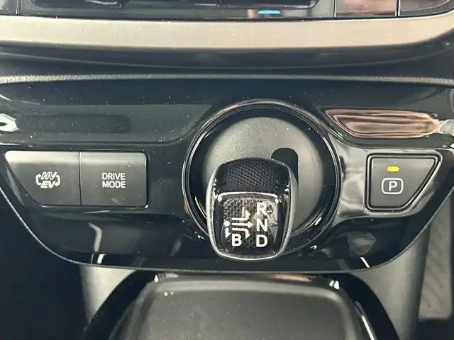 トヨタ プリウス ＰＨＶ S GRスポーツ 愛知県 2020(令2)年 1.6万km ホワイトパールクリスタルシャイン 純正9インチSDナビゲーション/CD DVD フルセグTV Bluetooth　HDMI/バックカメラ/ビルトインETC/トヨタセーフティセンス/レーンキープアシスト/レーダークルーズコントロール/オートマチックハイビーム/LEDヘッドライト/オートライト/純正18インチアルミホイール/シートヒーター(D/N)/ウィンカーミラー/電動格納ミラー/横滑り防止装置/スマートキー/エンジンプッシュスタート/フロアマット/充電ケーブル積み込み有り