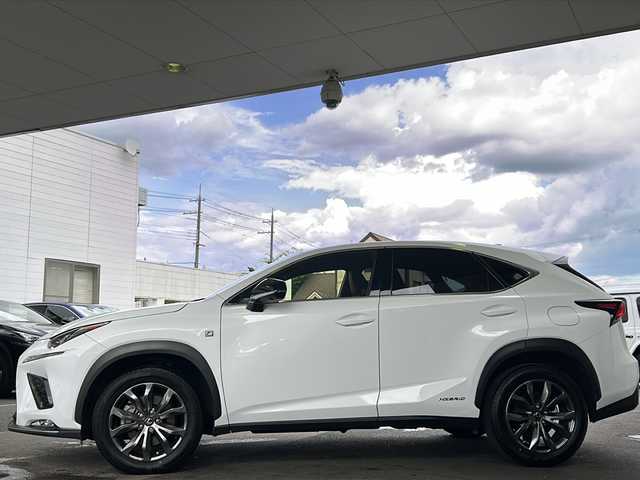 レクサス ＮＸ 300h Fスポーツ 京都府 2018(平30)年 3.8万km ホワイトノーヴァガラスフレーク 純正ナビ/フルセグTV/  (テレビキャンセラー有)/Bluetooth Audio/USB/AUX/バックカメラ/サイドカメラ/レーダークルーズコントロール/パドルシフト/運転支援装置/・Lexus Safety System/・LDA/・PKSA/・BSM/・アダプティブハイビームシステム/・クリアランスソナー/パワーシート(全席)/シートヒータ(D＋N席)/エアーシート(D＋N席)/メモリー付パワーシート(D席)/赤黒レザーシート/ステアリングヒーター/ステアリングスイッチ/電動格納ウィンカーミラー/オートリトラクタブルミラー/電動パーキングブレーキ/ビルトインETC2.0/ホイールロック/純正フロアマット/保証書/取扱説明書/ナビ取扱説明書/スマートキースペア/カードキー