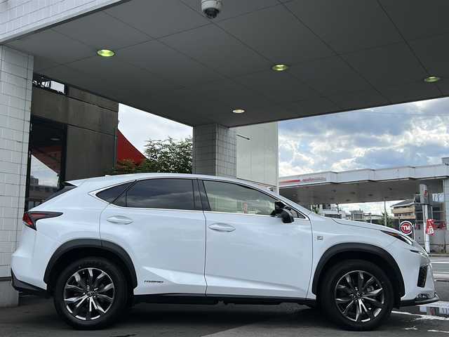 レクサス ＮＸ 300h Fスポーツ 京都府 2018(平30)年 3.8万km ホワイトノーヴァガラスフレーク 純正ナビ/フルセグTV/  (テレビキャンセラー有)/Bluetooth Audio/USB/AUX/バックカメラ/サイドカメラ/レーダークルーズコントロール/パドルシフト/運転支援装置/・Lexus Safety System/・LDA/・PKSA/・BSM/・アダプティブハイビームシステム/・クリアランスソナー/パワーシート(全席)/シートヒータ(D＋N席)/エアーシート(D＋N席)/メモリー付パワーシート(D席)/赤黒レザーシート/ステアリングヒーター/ステアリングスイッチ/電動格納ウィンカーミラー/オートリトラクタブルミラー/電動パーキングブレーキ/ビルトインETC2.0/ホイールロック/純正フロアマット/保証書/取扱説明書/ナビ取扱説明書/スマートキースペア/カードキー