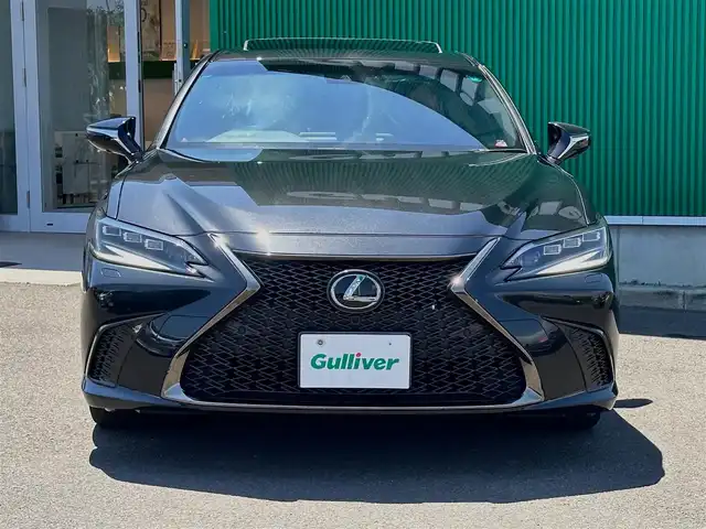 レクサス ＥＳ 300h Fスポーツ 宮城県 2023(令5)年 2.7万km グラファイトブラックガラスフレーク 「LEXUS」ロゴ入オレンジブレーキキャリパー/パノラミックビューモニターセット/・パノラミックビューモニター/・パーキングサポートブレーキ（後方歩行者）/＝＝＝/ムーンルーフ/セーフティシステムプラス/・プリクラッシュセーフティ/・レーントレーシングアシスト/・アダプティブハイビームシステム/・レーダークルーズコントロール/・ロードサインアシスト/・先行車発進告知機能/・ドライバー異常時対応システム/ブラインドスポットモニター/パーキングサポートブレーキ（静止物/後方接近車両）/純正ナビ/・フルセグTV/・Bluetooth/・AppleCarPlay/AndroidAuto/・USB端子/ETC2.0/L_tex(合皮)シート/シートヒーター／ベンチレーション/パワーシート（運転席メモリー機能付）/革巻きステアリング/ステアリングヒーター/電動パーキングブレーキ/ブレーキホールド/3眼フルLEDヘッドランプ/オートライト/スマートキー＆プッシュスタート/電動サンシェード（リア）/純正19インチAW/フロアマット