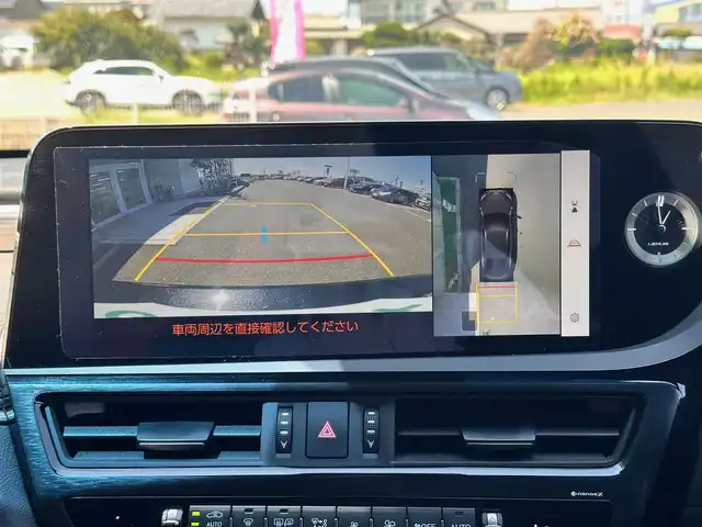レクサス ＥＳ 300h Fスポーツ 宮城県 2023(令5)年 2.7万km グラファイトブラックガラスフレーク 「LEXUS」ロゴ入オレンジブレーキキャリパー/パノラミックビューモニターセット/・パノラミックビューモニター/・パーキングサポートブレーキ（後方歩行者）/＝＝＝/ムーンルーフ/セーフティシステムプラス/・プリクラッシュセーフティ/・レーントレーシングアシスト/・アダプティブハイビームシステム/・レーダークルーズコントロール/・ロードサインアシスト/・先行車発進告知機能/・ドライバー異常時対応システム/ブラインドスポットモニター/パーキングサポートブレーキ（静止物/後方接近車両）/純正ナビ/・フルセグTV/・Bluetooth/・AppleCarPlay/AndroidAuto/・USB端子/ETC2.0/L_tex(合皮)シート/シートヒーター／ベンチレーション/パワーシート（運転席メモリー機能付）/革巻きステアリング/ステアリングヒーター/電動パーキングブレーキ/ブレーキホールド/3眼フルLEDヘッドランプ/オートライト/スマートキー＆プッシュスタート/電動サンシェード（リア）/純正19インチAW/フロアマット