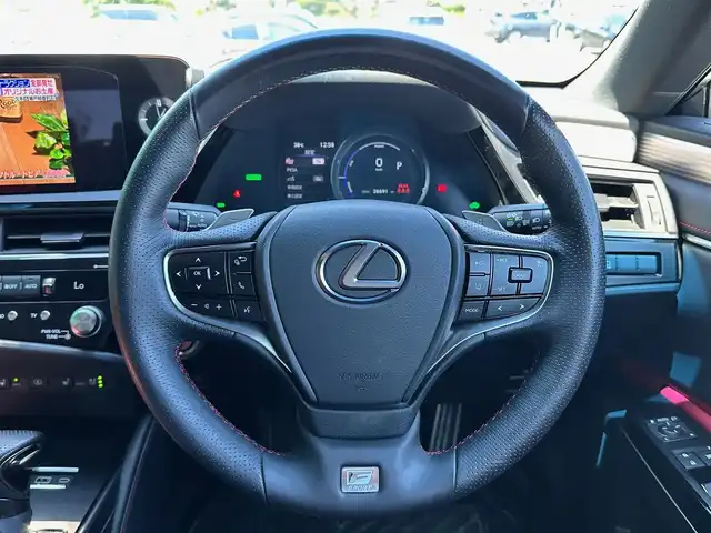 レクサス ＥＳ 300h Fスポーツ 宮城県 2023(令5)年 2.7万km グラファイトブラックガラスフレーク 「LEXUS」ロゴ入オレンジブレーキキャリパー/パノラミックビューモニターセット/・パノラミックビューモニター/・パーキングサポートブレーキ（後方歩行者）/＝＝＝/ムーンルーフ/セーフティシステムプラス/・プリクラッシュセーフティ/・レーントレーシングアシスト/・アダプティブハイビームシステム/・レーダークルーズコントロール/・ロードサインアシスト/・先行車発進告知機能/・ドライバー異常時対応システム/ブラインドスポットモニター/パーキングサポートブレーキ（静止物/後方接近車両）/純正ナビ/・フルセグTV/・Bluetooth/・AppleCarPlay/AndroidAuto/・USB端子/ETC2.0/L_tex(合皮)シート/シートヒーター／ベンチレーション/パワーシート（運転席メモリー機能付）/革巻きステアリング/ステアリングヒーター/電動パーキングブレーキ/ブレーキホールド/3眼フルLEDヘッドランプ/オートライト/スマートキー＆プッシュスタート/電動サンシェード（リア）/純正19インチAW/フロアマット