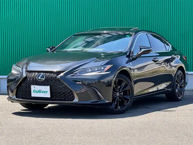 レクサス ＥＳ 300h Fスポーツ 宮城県 2023(令5)年 2.7万km グラファイトブラックガラスフレーク 「LEXUS」ロゴ入オレンジブレーキキャリパー/パノラミックビューモニターセット/・パノラミックビューモニター/・パーキングサポートブレーキ（後方歩行者）/＝＝＝/ムーンルーフ/セーフティシステムプラス/・プリクラッシュセーフティ/・レーントレーシングアシスト/・アダプティブハイビームシステム/・レーダークルーズコントロール/・ロードサインアシスト/・先行車発進告知機能/・ドライバー異常時対応システム/ブラインドスポットモニター/パーキングサポートブレーキ（静止物/後方接近車両）/純正ナビ/・フルセグTV/・Bluetooth/・AppleCarPlay/AndroidAuto/・USB端子/ETC2.0/L_tex(合皮)シート/シートヒーター／ベンチレーション/パワーシート（運転席メモリー機能付）/革巻きステアリング/ステアリングヒーター/電動パーキングブレーキ/ブレーキホールド/3眼フルLEDヘッドランプ/オートライト/スマートキー＆プッシュスタート/電動サンシェード（リア）/純正19インチAW/フロアマット