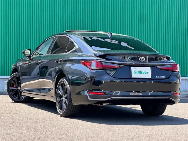 レクサス ＥＳ 300h Fスポーツ 宮城県 2023(令5)年 2.7万km グラファイトブラックガラスフレーク 「LEXUS」ロゴ入オレンジブレーキキャリパー/パノラミックビューモニターセット/・パノラミックビューモニター/・パーキングサポートブレーキ（後方歩行者）/＝＝＝/ムーンルーフ/セーフティシステムプラス/・プリクラッシュセーフティ/・レーントレーシングアシスト/・アダプティブハイビームシステム/・レーダークルーズコントロール/・ロードサインアシスト/・先行車発進告知機能/・ドライバー異常時対応システム/ブラインドスポットモニター/パーキングサポートブレーキ（静止物/後方接近車両）/純正ナビ/・フルセグTV/・Bluetooth/・AppleCarPlay/AndroidAuto/・USB端子/ETC2.0/L_tex(合皮)シート/シートヒーター／ベンチレーション/パワーシート（運転席メモリー機能付）/革巻きステアリング/ステアリングヒーター/電動パーキングブレーキ/ブレーキホールド/3眼フルLEDヘッドランプ/オートライト/スマートキー＆プッシュスタート/電動サンシェード（リア）/純正19インチAW/フロアマット