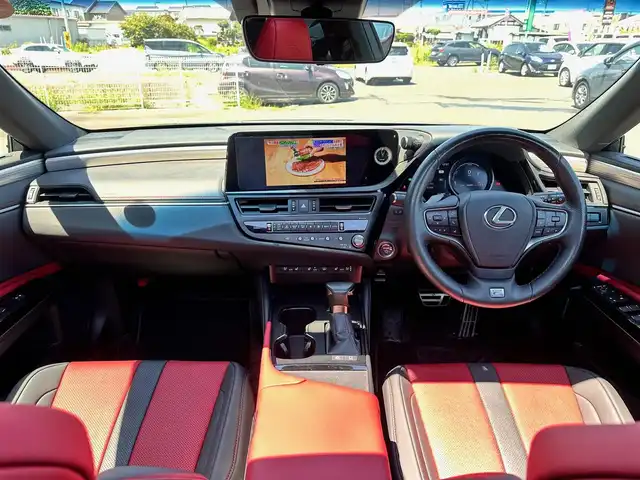 レクサス ＥＳ 300h Fスポーツ 宮城県 2023(令5)年 2.7万km グラファイトブラックガラスフレーク 「LEXUS」ロゴ入オレンジブレーキキャリパー/パノラミックビューモニターセット/・パノラミックビューモニター/・パーキングサポートブレーキ（後方歩行者）/＝＝＝/ムーンルーフ/セーフティシステムプラス/・プリクラッシュセーフティ/・レーントレーシングアシスト/・アダプティブハイビームシステム/・レーダークルーズコントロール/・ロードサインアシスト/・先行車発進告知機能/・ドライバー異常時対応システム/ブラインドスポットモニター/パーキングサポートブレーキ（静止物/後方接近車両）/純正ナビ/・フルセグTV/・Bluetooth/・AppleCarPlay/AndroidAuto/・USB端子/ETC2.0/L_tex(合皮)シート/シートヒーター／ベンチレーション/パワーシート（運転席メモリー機能付）/革巻きステアリング/ステアリングヒーター/電動パーキングブレーキ/ブレーキホールド/3眼フルLEDヘッドランプ/オートライト/スマートキー＆プッシュスタート/電動サンシェード（リア）/純正19インチAW/フロアマット