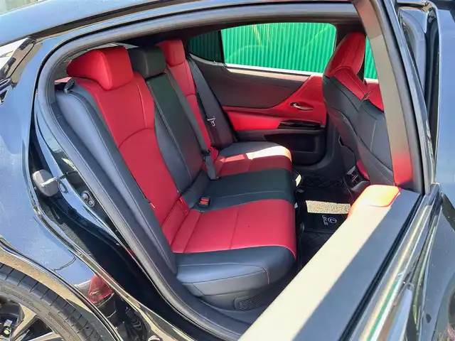 レクサス ＥＳ 300h Fスポーツ 宮城県 2023(令5)年 2.7万km グラファイトブラックガラスフレーク 「LEXUS」ロゴ入オレンジブレーキキャリパー/パノラミックビューモニターセット/・パノラミックビューモニター/・パーキングサポートブレーキ（後方歩行者）/＝＝＝/ムーンルーフ/セーフティシステムプラス/・プリクラッシュセーフティ/・レーントレーシングアシスト/・アダプティブハイビームシステム/・レーダークルーズコントロール/・ロードサインアシスト/・先行車発進告知機能/・ドライバー異常時対応システム/ブラインドスポットモニター/パーキングサポートブレーキ（静止物/後方接近車両）/純正ナビ/・フルセグTV/・Bluetooth/・AppleCarPlay/AndroidAuto/・USB端子/ETC2.0/L_tex(合皮)シート/シートヒーター／ベンチレーション/パワーシート（運転席メモリー機能付）/革巻きステアリング/ステアリングヒーター/電動パーキングブレーキ/ブレーキホールド/3眼フルLEDヘッドランプ/オートライト/スマートキー＆プッシュスタート/電動サンシェード（リア）/純正19インチAW/フロアマット