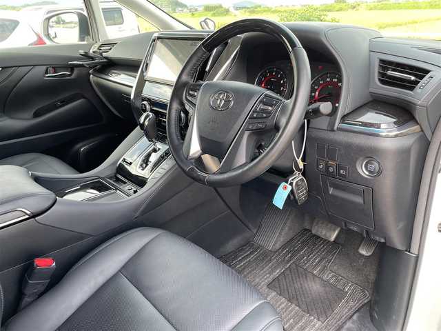 トヨタ アルファード S Cパッケージ 佐賀県 2019(令1)年 5.5万km ホワイトパールクリスタルシャイン 黒革シート/純正10インチSDナビゲーション/・フルセグTV/CD/DVD/SD/HDMI/Bluetooth/純正12インチフリップダウンモニター/バックカメラ/前後ドライブレコーダー/ビルトインETC2.0/デジタルインナーミラー/両側パワースライドドア/パワーバックドア/後席エアコン/100V電源/電子パーキングブレーキ/AUTO HOLD機能/DN席+2列目パワーシート(D席メモリー機能付)/DN席シートヒーター/シートベンチレーション/N席＋2列目電動オットマン/後席サンシェード/ISOFIX対応/木目調革巻きステアリング/ステアリングヒーター/ステアリングリモコン/純正17インチアルミホイール/純正三眼LEDヘッドライト/アダプティブフロントライティングシステム/オートマチックハイビーム/純正LEDフォグランプ/純正フロアマット/純正ドアバイザ―/取扱説明書/スペアキー１本/トヨタセーフティセンス/・レーダークルーズコントロール/・レーントレーシングアシスト/・クリアランスソナー/・プリクラッシュセーフティ/・パーキングサポートブレーキ/・ブラインドスポットモニター/・ロードサインアシスト