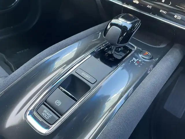 ホンダ ヴェゼル ハイブリッド RS ホンダセンシング 佐賀県 2020(令2)年 6.5万km プラチナホワイトパール ワンオーナー/純正8インチメモリーナビゲーション/・フルセグTV/CD/DVD/SD/HDMI/Bluetooth/バックカメラ/前後ドライブレコーダー/ビルトインETC/電子パーキングブレーキ/BRAKE HOLD機能/ハーフレザーシート/DN席シートヒーター/ISOFIX対応/パドルシフト/革巻きステアリング/ステアリングリモコン/フロントデアイサ―/純正18インチアルミホイール/純正LEDヘッドライト/純正LEDフォグランプ/純正フロアマット/純正ドアバイザ―/新車保証書/ホンダセンシング/・アダプティブクルーズコントロール/・衝突軽減ブレーキ/・先行車発進お知らせ機能/・路外逸脱抑制機能/・リアクティブフォースペダル/・標識認識機能