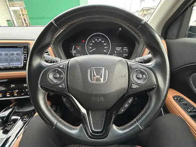 ホンダ ヴェゼル ハイブリッド Z ホンダセンシング 宮城県 2019(令1)年 9.9万km プラチナホワイトパール ワンオーナー/ホンダセンシング/●衝突軽減ブレーキ〈CMBS〉/●誤発進抑制機能/●歩行者事故低減ステアリング/●路外逸脱抑制機能/●ACC〈アダプティブ・クルーズ・コントロール〉/●LKAS〈車線維持支援システム〉/●先行車発進お知らせ機能/●標識認識機能/コンフォートビューパッケージ/●親水/ヒーテッドドアミラー/●フロントドア撥水ガラス/●熱線入りフロントウインドウ/純正SDナビ/・Bluetooth/・フルセグTV/・CD/DVD/バックカメラ/ドライブレコーダー/ETC/ハーフレザーシート/運転席・助手席シートヒーター/チップアップシート/革巻きステアリング/ステアリングスイッチ/LEDヘッドランプ/オートライト/電子制御パーキングブレーキ/オートブレーキホールド機能/プッシュスタート＆スペアキー/ルーフレール/純正17AW/ドアバイザー/W/サイド/カーテンエアバッグ/取扱説明書/保証書