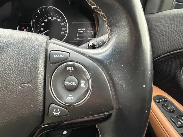 ホンダ ヴェゼル ハイブリッド Z ホンダセンシング 宮城県 2019(令1)年 9.9万km プラチナホワイトパール ワンオーナー/ホンダセンシング/●衝突軽減ブレーキ〈CMBS〉/●誤発進抑制機能/●歩行者事故低減ステアリング/●路外逸脱抑制機能/●ACC〈アダプティブ・クルーズ・コントロール〉/●LKAS〈車線維持支援システム〉/●先行車発進お知らせ機能/●標識認識機能/コンフォートビューパッケージ/●親水/ヒーテッドドアミラー/●フロントドア撥水ガラス/●熱線入りフロントウインドウ/純正SDナビ/・Bluetooth/・フルセグTV/・CD/DVD/バックカメラ/ドライブレコーダー/ETC/ハーフレザーシート/運転席・助手席シートヒーター/チップアップシート/革巻きステアリング/ステアリングスイッチ/LEDヘッドランプ/オートライト/電子制御パーキングブレーキ/オートブレーキホールド機能/プッシュスタート＆スペアキー/ルーフレール/純正17AW/ドアバイザー/W/サイド/カーテンエアバッグ/取扱説明書/保証書