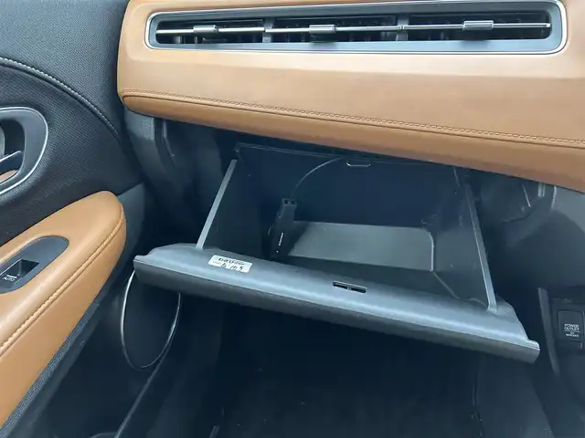 ホンダ ヴェゼル ハイブリッド Z ホンダセンシング 宮城県 2019(令1)年 9.9万km プラチナホワイトパール ワンオーナー/ホンダセンシング/●衝突軽減ブレーキ〈CMBS〉/●誤発進抑制機能/●歩行者事故低減ステアリング/●路外逸脱抑制機能/●ACC〈アダプティブ・クルーズ・コントロール〉/●LKAS〈車線維持支援システム〉/●先行車発進お知らせ機能/●標識認識機能/コンフォートビューパッケージ/●親水/ヒーテッドドアミラー/●フロントドア撥水ガラス/●熱線入りフロントウインドウ/純正SDナビ/・Bluetooth/・フルセグTV/・CD/DVD/バックカメラ/ドライブレコーダー/ETC/ハーフレザーシート/運転席・助手席シートヒーター/チップアップシート/革巻きステアリング/ステアリングスイッチ/LEDヘッドランプ/オートライト/電子制御パーキングブレーキ/オートブレーキホールド機能/プッシュスタート＆スペアキー/ルーフレール/純正17AW/ドアバイザー/W/サイド/カーテンエアバッグ/取扱説明書/保証書