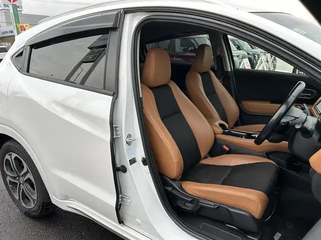 ホンダ ヴェゼル ハイブリッド Z ホンダセンシング 宮城県 2019(令1)年 9.9万km プラチナホワイトパール ワンオーナー/ホンダセンシング/●衝突軽減ブレーキ〈CMBS〉/●誤発進抑制機能/●歩行者事故低減ステアリング/●路外逸脱抑制機能/●ACC〈アダプティブ・クルーズ・コントロール〉/●LKAS〈車線維持支援システム〉/●先行車発進お知らせ機能/●標識認識機能/コンフォートビューパッケージ/●親水/ヒーテッドドアミラー/●フロントドア撥水ガラス/●熱線入りフロントウインドウ/純正SDナビ/・Bluetooth/・フルセグTV/・CD/DVD/バックカメラ/ドライブレコーダー/ETC/ハーフレザーシート/運転席・助手席シートヒーター/チップアップシート/革巻きステアリング/ステアリングスイッチ/LEDヘッドランプ/オートライト/電子制御パーキングブレーキ/オートブレーキホールド機能/プッシュスタート＆スペアキー/ルーフレール/純正17AW/ドアバイザー/W/サイド/カーテンエアバッグ/取扱説明書/保証書