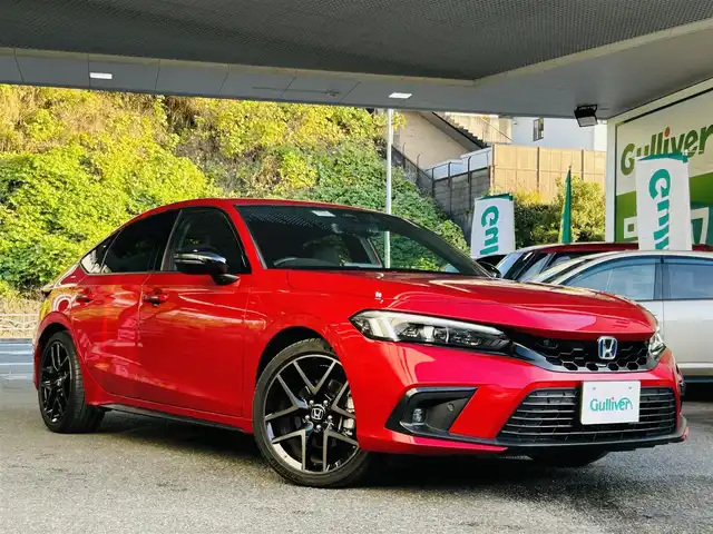 ホンダ シビック e:HEV 神奈川県 2022(令4)年 1.8万km プレミアムクリスタルレッドM 純正メモリナビ/・DTV/Bluetooth/Apple Car Play/ラジオ/バックカメラ/前後ドライブレコーダー/BOSEプレミアムサウンド/ホンダセンシング/・衝突軽減ブレーキ/・路外逸脱抑制機能/・先行者発進お知らせ機能/レーダークルーズコントロール/クリアランスソナー/黒ハーフレザーシート/前席パワーシート/前席シートヒーター/ビルトインETC2.0/パドルシフト/スマートフォン置くだけ充電/USBソケット/純正ドアハンドルプロテクター/純正フロアマット/純正トランクマット/トノカバー/純正18インチアルミホイール/純正LEDヘッドライト/フォグランプ/プッシュEgスタート/ストップ/スマートキー×2/取扱説明書/新車時保証書