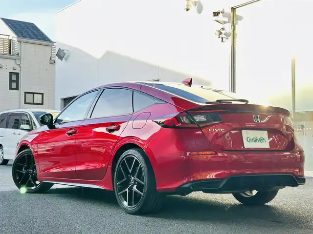 ホンダ シビック e:HEV 神奈川県 2022(令4)年 1.8万km プレミアムクリスタルレッドM 純正メモリナビ/・DTV/Bluetooth/Apple Car Play/ラジオ/バックカメラ/前後ドライブレコーダー/BOSEプレミアムサウンド/ホンダセンシング/・衝突軽減ブレーキ/・路外逸脱抑制機能/・先行者発進お知らせ機能/レーダークルーズコントロール/クリアランスソナー/黒ハーフレザーシート/前席パワーシート/前席シートヒーター/ビルトインETC2.0/パドルシフト/スマートフォン置くだけ充電/USBソケット/純正ドアハンドルプロテクター/純正フロアマット/純正トランクマット/トノカバー/純正18インチアルミホイール/純正LEDヘッドライト/フォグランプ/プッシュEgスタート/ストップ/スマートキー×2/取扱説明書/新車時保証書