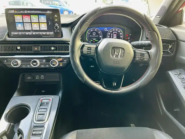 ホンダ シビック e:HEV 神奈川県 2022(令4)年 1.8万km プレミアムクリスタルレッドM 純正メモリナビ/・DTV/Bluetooth/Apple Car Play/ラジオ/バックカメラ/前後ドライブレコーダー/BOSEプレミアムサウンド/ホンダセンシング/・衝突軽減ブレーキ/・路外逸脱抑制機能/・先行者発進お知らせ機能/レーダークルーズコントロール/クリアランスソナー/黒ハーフレザーシート/前席パワーシート/前席シートヒーター/ビルトインETC2.0/パドルシフト/スマートフォン置くだけ充電/USBソケット/純正ドアハンドルプロテクター/純正フロアマット/純正トランクマット/トノカバー/純正18インチアルミホイール/純正LEDヘッドライト/フォグランプ/プッシュEgスタート/ストップ/スマートキー×2/取扱説明書/新車時保証書