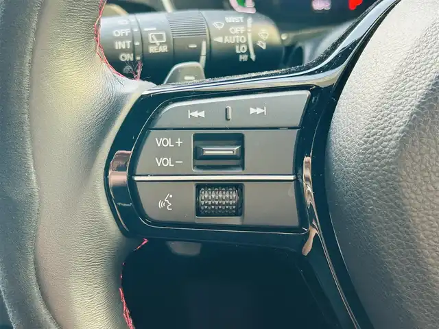 ホンダ シビック e:HEV 神奈川県 2022(令4)年 1.8万km プレミアムクリスタルレッドM 純正メモリナビ/・DTV/Bluetooth/Apple Car Play/ラジオ/バックカメラ/前後ドライブレコーダー/BOSEプレミアムサウンド/ホンダセンシング/・衝突軽減ブレーキ/・路外逸脱抑制機能/・先行者発進お知らせ機能/レーダークルーズコントロール/クリアランスソナー/黒ハーフレザーシート/前席パワーシート/前席シートヒーター/ビルトインETC2.0/パドルシフト/スマートフォン置くだけ充電/USBソケット/純正ドアハンドルプロテクター/純正フロアマット/純正トランクマット/トノカバー/純正18インチアルミホイール/純正LEDヘッドライト/フォグランプ/プッシュEgスタート/ストップ/スマートキー×2/取扱説明書/新車時保証書