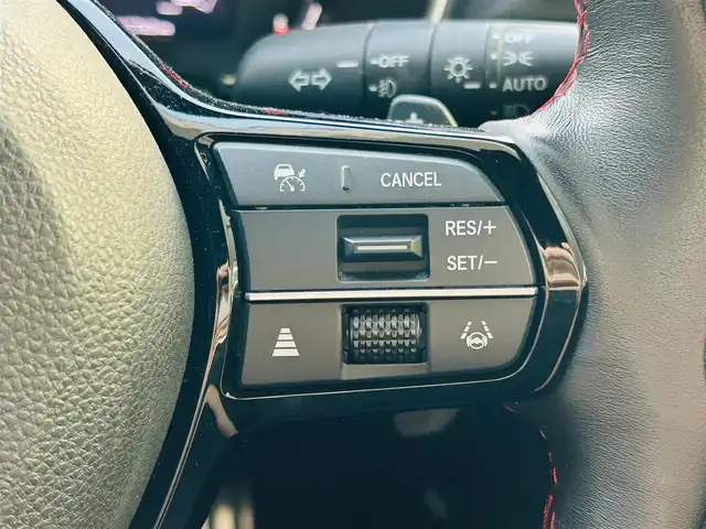 ホンダ シビック e:HEV 神奈川県 2022(令4)年 1.8万km プレミアムクリスタルレッドM 純正メモリナビ/・DTV/Bluetooth/Apple Car Play/ラジオ/バックカメラ/前後ドライブレコーダー/BOSEプレミアムサウンド/ホンダセンシング/・衝突軽減ブレーキ/・路外逸脱抑制機能/・先行者発進お知らせ機能/レーダークルーズコントロール/クリアランスソナー/黒ハーフレザーシート/前席パワーシート/前席シートヒーター/ビルトインETC2.0/パドルシフト/スマートフォン置くだけ充電/USBソケット/純正ドアハンドルプロテクター/純正フロアマット/純正トランクマット/トノカバー/純正18インチアルミホイール/純正LEDヘッドライト/フォグランプ/プッシュEgスタート/ストップ/スマートキー×2/取扱説明書/新車時保証書