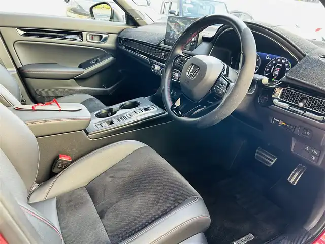 ホンダ シビック e:HEV 神奈川県 2022(令4)年 1.8万km プレミアムクリスタルレッドM 純正メモリナビ/・DTV/Bluetooth/Apple Car Play/ラジオ/バックカメラ/前後ドライブレコーダー/BOSEプレミアムサウンド/ホンダセンシング/・衝突軽減ブレーキ/・路外逸脱抑制機能/・先行者発進お知らせ機能/レーダークルーズコントロール/クリアランスソナー/黒ハーフレザーシート/前席パワーシート/前席シートヒーター/ビルトインETC2.0/パドルシフト/スマートフォン置くだけ充電/USBソケット/純正ドアハンドルプロテクター/純正フロアマット/純正トランクマット/トノカバー/純正18インチアルミホイール/純正LEDヘッドライト/フォグランプ/プッシュEgスタート/ストップ/スマートキー×2/取扱説明書/新車時保証書