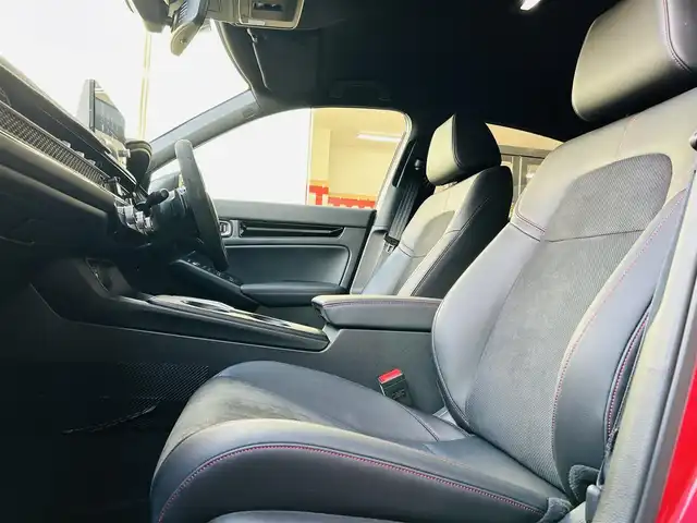 ホンダ シビック e:HEV 神奈川県 2022(令4)年 1.8万km プレミアムクリスタルレッドM 純正メモリナビ/・DTV/Bluetooth/Apple Car Play/ラジオ/バックカメラ/前後ドライブレコーダー/BOSEプレミアムサウンド/ホンダセンシング/・衝突軽減ブレーキ/・路外逸脱抑制機能/・先行者発進お知らせ機能/レーダークルーズコントロール/クリアランスソナー/黒ハーフレザーシート/前席パワーシート/前席シートヒーター/ビルトインETC2.0/パドルシフト/スマートフォン置くだけ充電/USBソケット/純正ドアハンドルプロテクター/純正フロアマット/純正トランクマット/トノカバー/純正18インチアルミホイール/純正LEDヘッドライト/フォグランプ/プッシュEgスタート/ストップ/スマートキー×2/取扱説明書/新車時保証書