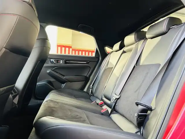 ホンダ シビック e:HEV 神奈川県 2022(令4)年 1.8万km プレミアムクリスタルレッドM 純正メモリナビ/・DTV/Bluetooth/Apple Car Play/ラジオ/バックカメラ/前後ドライブレコーダー/BOSEプレミアムサウンド/ホンダセンシング/・衝突軽減ブレーキ/・路外逸脱抑制機能/・先行者発進お知らせ機能/レーダークルーズコントロール/クリアランスソナー/黒ハーフレザーシート/前席パワーシート/前席シートヒーター/ビルトインETC2.0/パドルシフト/スマートフォン置くだけ充電/USBソケット/純正ドアハンドルプロテクター/純正フロアマット/純正トランクマット/トノカバー/純正18インチアルミホイール/純正LEDヘッドライト/フォグランプ/プッシュEgスタート/ストップ/スマートキー×2/取扱説明書/新車時保証書