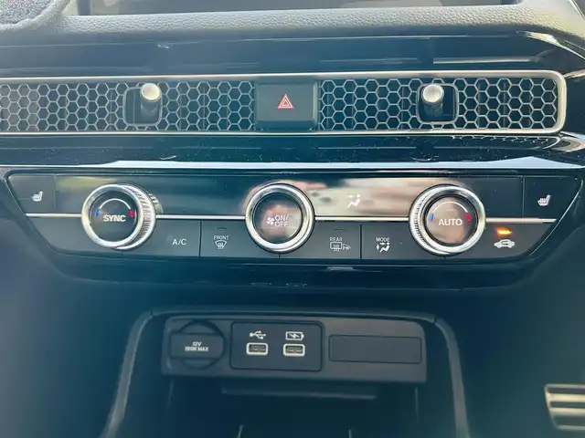 ホンダ シビック e:HEV 神奈川県 2022(令4)年 1.8万km プレミアムクリスタルレッドM 純正メモリナビ/・DTV/Bluetooth/Apple Car Play/ラジオ/バックカメラ/前後ドライブレコーダー/BOSEプレミアムサウンド/ホンダセンシング/・衝突軽減ブレーキ/・路外逸脱抑制機能/・先行者発進お知らせ機能/レーダークルーズコントロール/クリアランスソナー/黒ハーフレザーシート/前席パワーシート/前席シートヒーター/ビルトインETC2.0/パドルシフト/スマートフォン置くだけ充電/USBソケット/純正ドアハンドルプロテクター/純正フロアマット/純正トランクマット/トノカバー/純正18インチアルミホイール/純正LEDヘッドライト/フォグランプ/プッシュEgスタート/ストップ/スマートキー×2/取扱説明書/新車時保証書