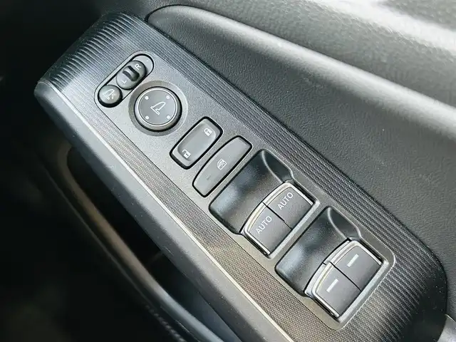 ホンダ シビック e:HEV 神奈川県 2022(令4)年 1.8万km プレミアムクリスタルレッドM 純正メモリナビ/・DTV/Bluetooth/Apple Car Play/ラジオ/バックカメラ/前後ドライブレコーダー/BOSEプレミアムサウンド/ホンダセンシング/・衝突軽減ブレーキ/・路外逸脱抑制機能/・先行者発進お知らせ機能/レーダークルーズコントロール/クリアランスソナー/黒ハーフレザーシート/前席パワーシート/前席シートヒーター/ビルトインETC2.0/パドルシフト/スマートフォン置くだけ充電/USBソケット/純正ドアハンドルプロテクター/純正フロアマット/純正トランクマット/トノカバー/純正18インチアルミホイール/純正LEDヘッドライト/フォグランプ/プッシュEgスタート/ストップ/スマートキー×2/取扱説明書/新車時保証書