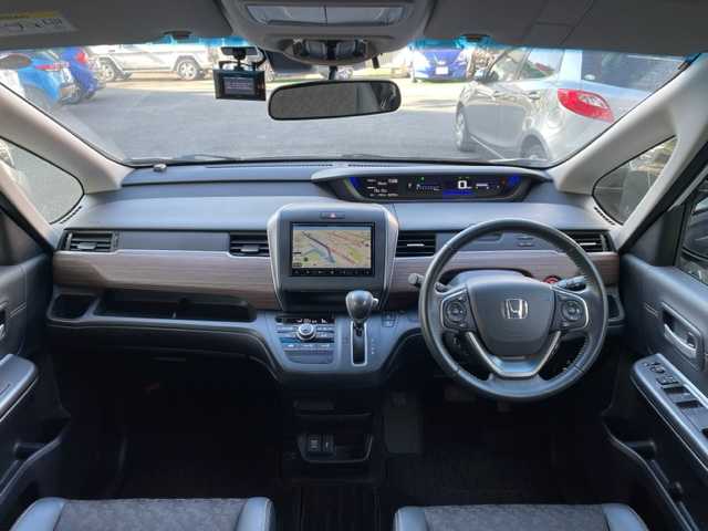 ホンダ フリード＋ クロスター ホンダセンシング 神奈川県 2021(令3)年 2.3万km プラチナホワイトパール ワンオーナー			/社外8インチナビ【AVIC-RL720】/・DTV/DVD/CD/Bluetooth/SD/バックカメラ/リアコーナーセンサー/ホンダセンシング/・衝突軽減ブレーキ			/・誤発進抑制機能					/・路外逸脱抑制機能			/アダプティブクルーズコントロール			/アイドリングストップ					/ビルトインETC			/前側ドライブレコーダー			/ルーフレール/純正15インチAW/プッシュEgスタート/ストップ/スマートキー×2/オートライト		/LEDヘッドライト/フォグランプ/ターンランプ付電動格納ドアミラー/ドアバイザー/純正フロアマット			/取扱説明書/ナビ取扱説明書/新車時保証書
