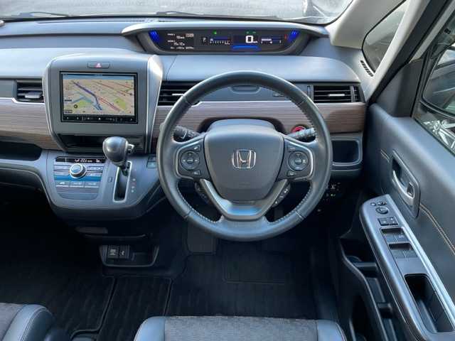 ホンダ フリード＋ クロスター ホンダセンシング 神奈川県 2021(令3)年 2.3万km プラチナホワイトパール ワンオーナー			/社外8インチナビ【AVIC-RL720】/・DTV/DVD/CD/Bluetooth/SD/バックカメラ/リアコーナーセンサー/ホンダセンシング/・衝突軽減ブレーキ			/・誤発進抑制機能					/・路外逸脱抑制機能			/アダプティブクルーズコントロール			/アイドリングストップ					/ビルトインETC			/前側ドライブレコーダー			/ルーフレール/純正15インチAW/プッシュEgスタート/ストップ/スマートキー×2/オートライト		/LEDヘッドライト/フォグランプ/ターンランプ付電動格納ドアミラー/ドアバイザー/純正フロアマット			/取扱説明書/ナビ取扱説明書/新車時保証書